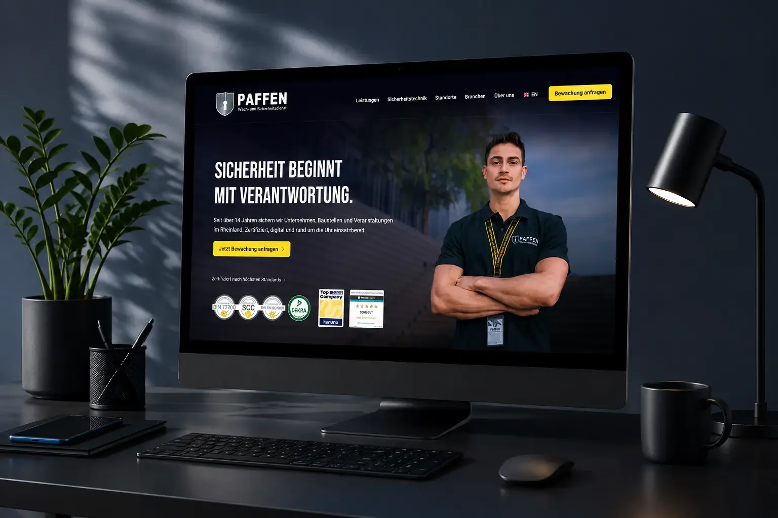Website des Wach- und Sicherheitsdienstes Paffen auf einem Monitor