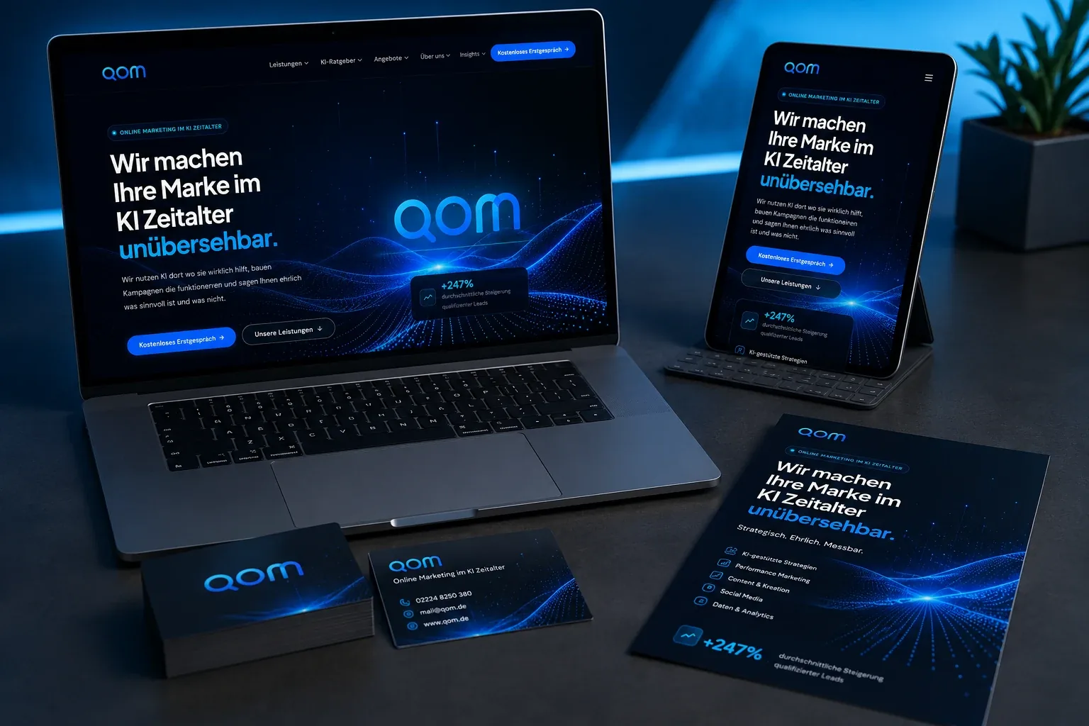 Markenauftritt von qom auf Laptop, Smartphone und Printmaterial